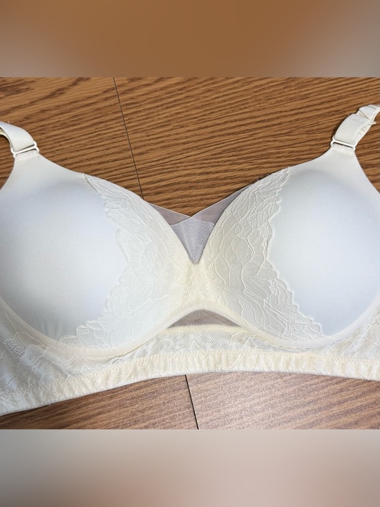 Other - NWOT Soft Cream Molded Cups with Stretchy Lace Front & Side Panels. No wire.